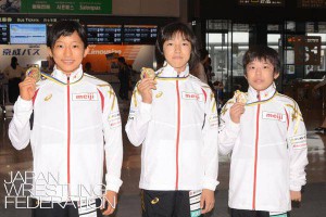 金メダル獲得選手。左から須崎、田南部、清水。