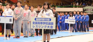 【全国高校選抜大会・特集】大役をこなしてホッとした表情…入場行進の先頭で誘導した小島有紗さん（新潟・北越）