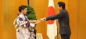 伊調馨選手（ＡＬＳＯＫ）が安倍晋三首相から国民栄誉賞を受け取る
