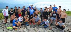 【特集】恒例の根子岳登山で心肺機能と足腰の強化…男子フリースタイル菅平合宿
