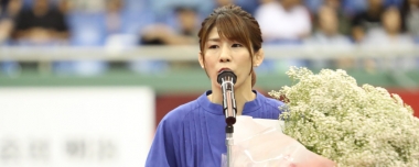 吉田沙保里さんに「感謝」のかすみ草の花束…引退セレモニー