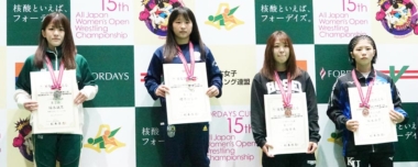 【写真集】2022年フォーデイズ杯全日本女子オープン選手／シニア表彰式