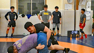 福田富昭・協会名誉会長と往年の日本重量級最強レスラーが吉田アラシ（三恵海運）を激励