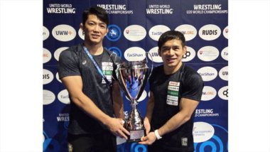 男子初の世界選手権・国別対抗得点優勝のカップが日本へ
