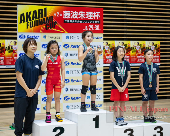▲表彰式のプレゼンターを務める藤波朱理選手（レスター）